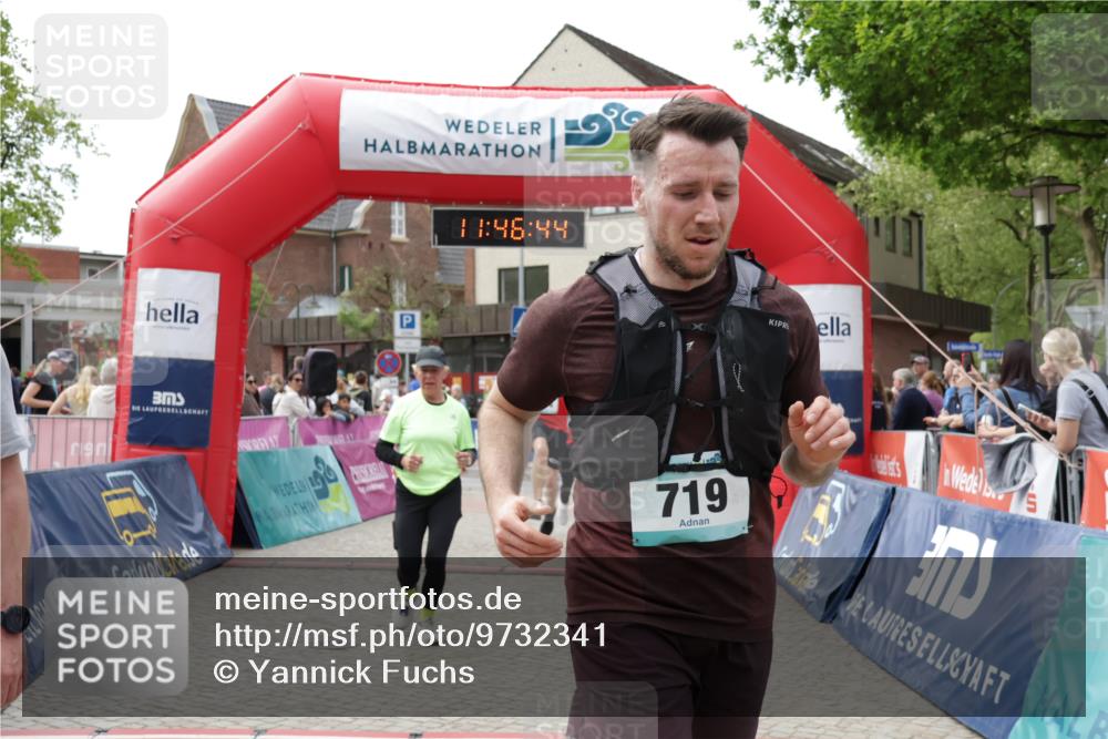 10.05.2026 - 8. Wedeler Halbmarathon Yannick Fuchs http://msf.ph/oto/9732341 10.05.2026 11:46:42 Ziel 719, 721, 831, 945, 954, 2216 meine-sportfotos.de
