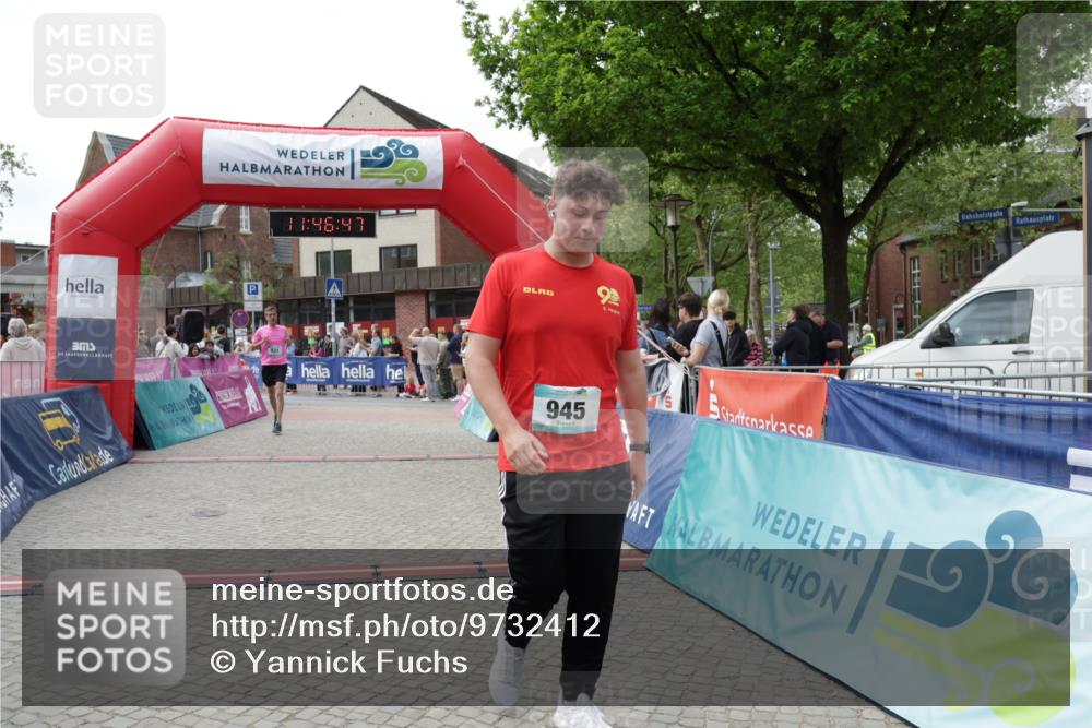 10.05.2026 - 8. Wedeler Halbmarathon Yannick Fuchs http://msf.ph/oto/9732412 10.05.2026 11:46:45 Ziel 719, 721, 831, 945, 954 meine-sportfotos.de