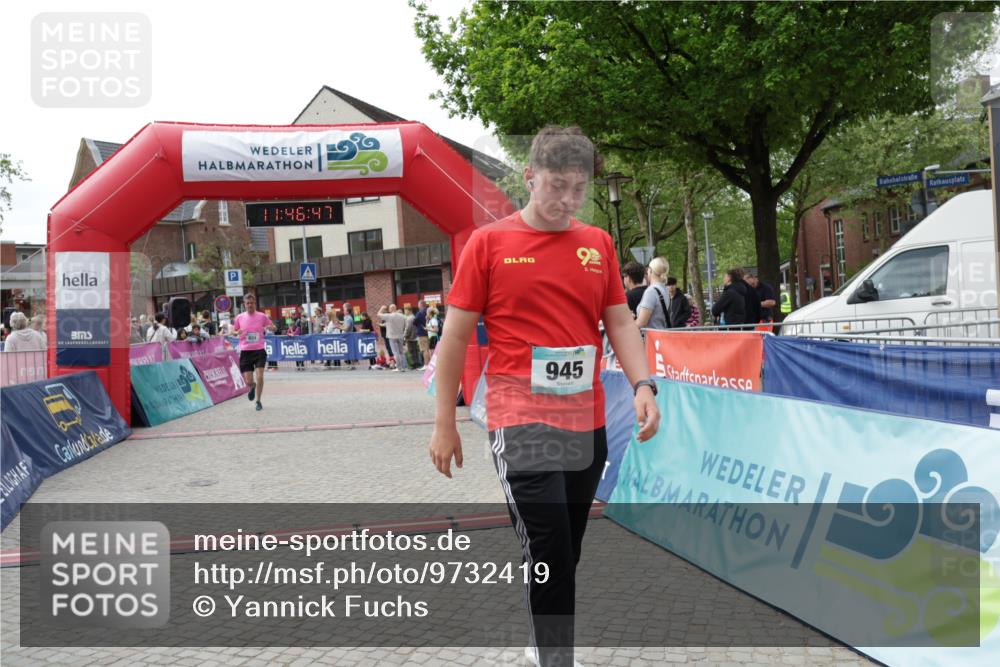 10.05.2026 - 8. Wedeler Halbmarathon Yannick Fuchs http://msf.ph/oto/9732419 10.05.2026 11:46:45 Ziel 719, 721, 831, 945, 954 meine-sportfotos.de