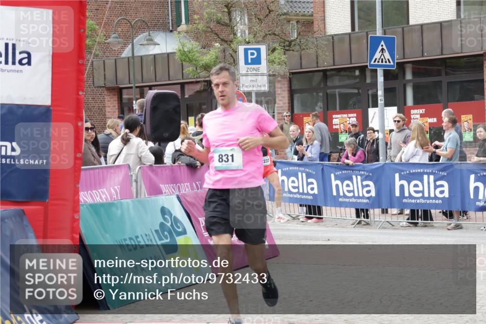 10.05.2026 - 8. Wedeler Halbmarathon Yannick Fuchs http://msf.ph/oto/9732433 10.05.2026 11:46:46 Ziel 721, 831, 914, 945, 954 meine-sportfotos.de