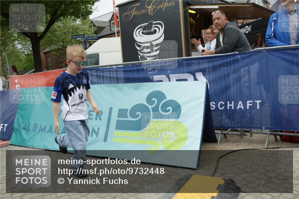 10.05.2026 - 8. Wedeler Halbmarathon Yannick Fuchs http://msf.ph/oto/9732448 10.05.2026 12:23:45 Ziel 181, 449 meine-sportfotos.de