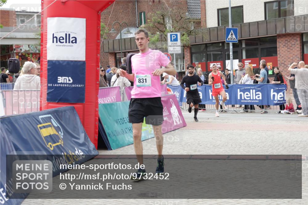 10.05.2026 - 8. Wedeler Halbmarathon Yannick Fuchs http://msf.ph/oto/9732452 10.05.2026 11:46:47 Ziel 721, 831, 914, 945, 954, 2237 meine-sportfotos.de
