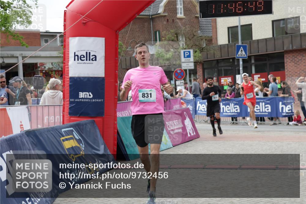10.05.2026 - 8. Wedeler Halbmarathon Yannick Fuchs http://msf.ph/oto/9732456 10.05.2026 11:46:48 Ziel 831, 914, 945, 954, 2237 meine-sportfotos.de