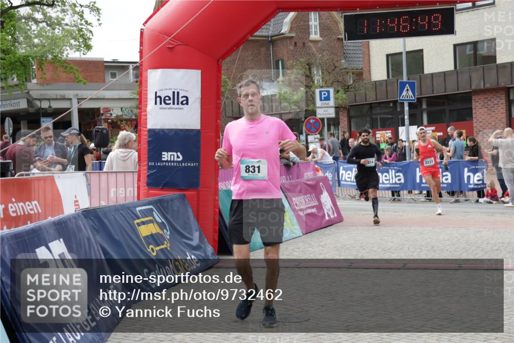 10.05.2026 - 8. Wedeler Halbmarathon Yannick Fuchs http://msf.ph/oto/9732462 10.05.2026 11:46:48 Ziel 831, 914, 945, 954, 2237 meine-sportfotos.de