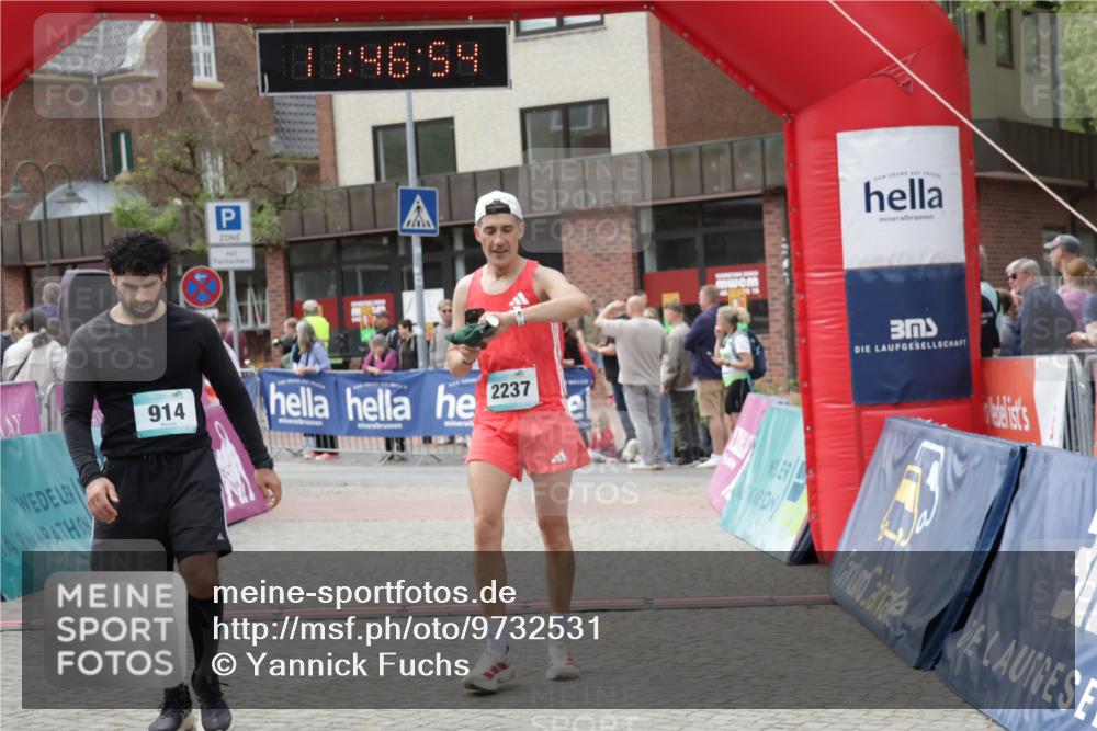 10.05.2026 - 8. Wedeler Halbmarathon Yannick Fuchs http://msf.ph/oto/9732531 10.05.2026 11:46:52 Ziel 831, 914, 2237 meine-sportfotos.de
