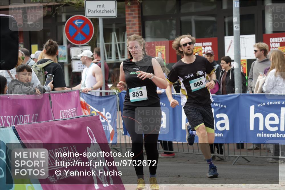 10.05.2026 - 8. Wedeler Halbmarathon Yannick Fuchs http://msf.ph/oto/9732672 10.05.2026 11:47:06 Ziel 853, 966, 1056 meine-sportfotos.de