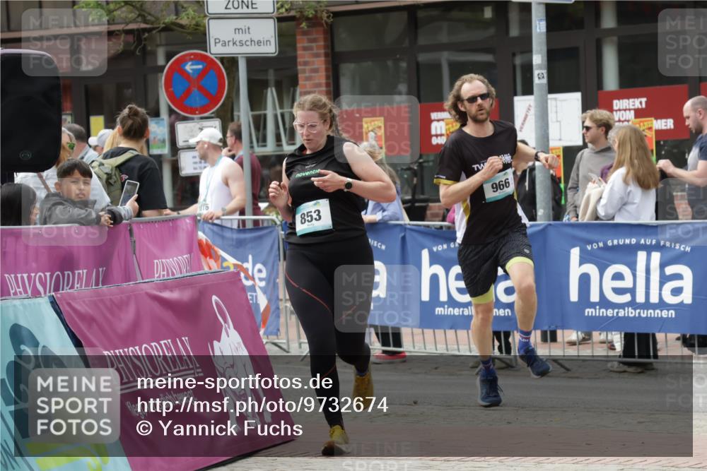 10.05.2026 - 8. Wedeler Halbmarathon Yannick Fuchs http://msf.ph/oto/9732674 10.05.2026 11:47:06 Ziel 853, 966, 1056 meine-sportfotos.de