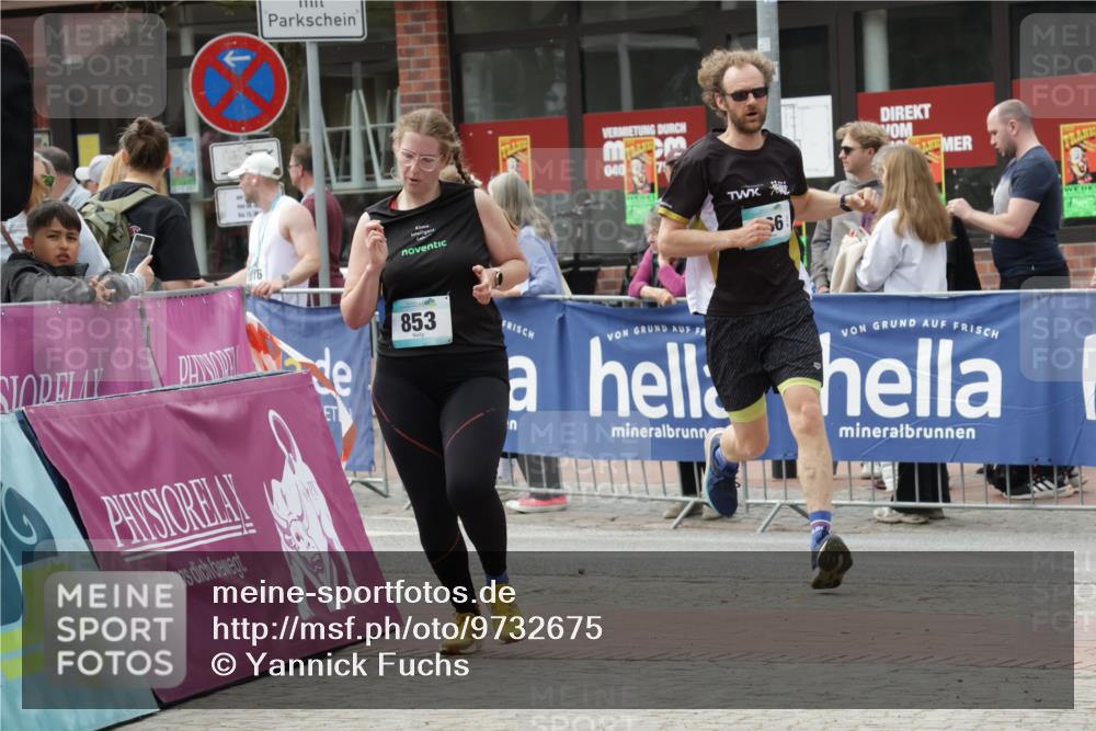 10.05.2026 - 8. Wedeler Halbmarathon Yannick Fuchs http://msf.ph/oto/9732675 10.05.2026 11:47:06 Ziel 853, 966, 1056 meine-sportfotos.de