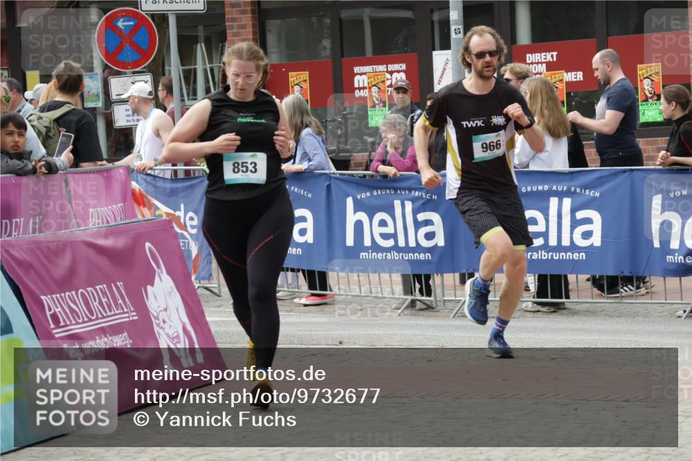 10.05.2026 - 8. Wedeler Halbmarathon Yannick Fuchs http://msf.ph/oto/9732677 10.05.2026 11:47:06 Ziel 853, 966, 1056 meine-sportfotos.de