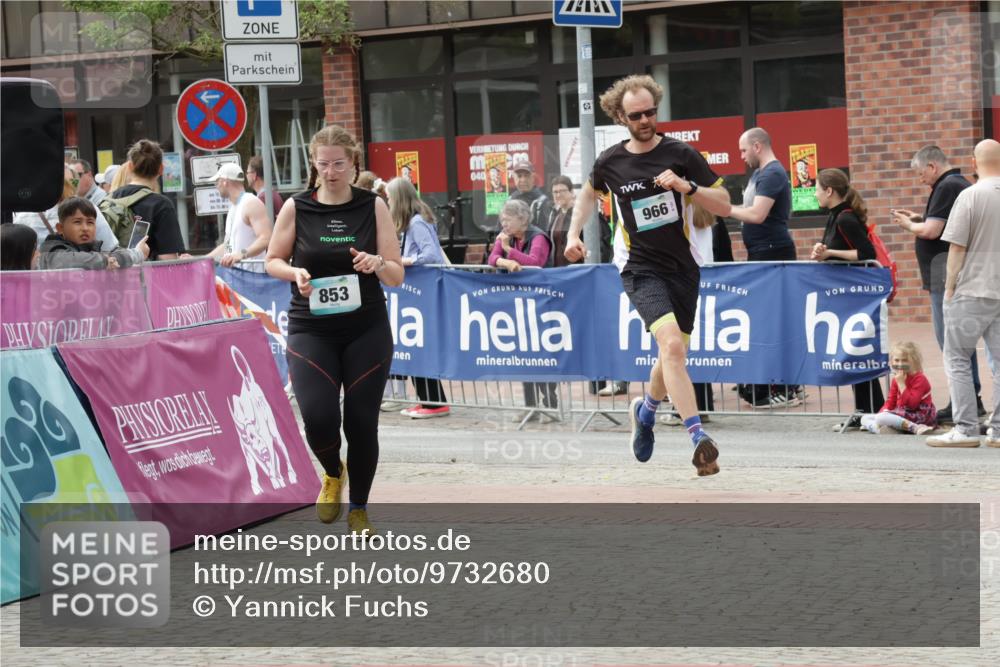10.05.2026 - 8. Wedeler Halbmarathon Yannick Fuchs http://msf.ph/oto/9732680 10.05.2026 11:47:06 Ziel 853, 966, 1056 meine-sportfotos.de