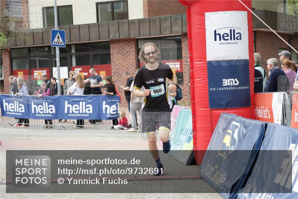 10.05.2026 - 8. Wedeler Halbmarathon Yannick Fuchs http://msf.ph/oto/9732691 10.05.2026 11:47:08 Ziel 853, 966 meine-sportfotos.de