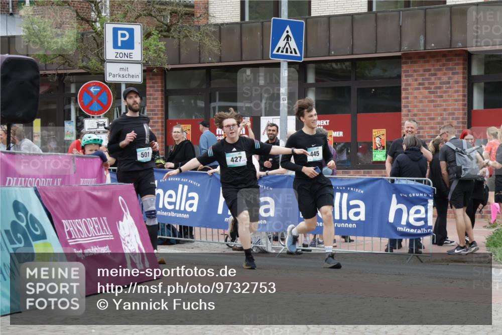 10.05.2026 - 8. Wedeler Halbmarathon Yannick Fuchs http://msf.ph/oto/9732753 10.05.2026 12:25:23 Ziel 427, 445, 501 meine-sportfotos.de
