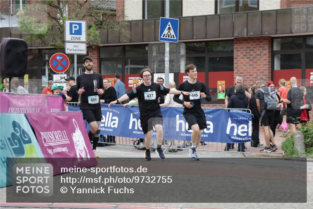 10.05.2026 - 8. Wedeler Halbmarathon Yannick Fuchs http://msf.ph/oto/9732755 10.05.2026 12:25:23 Ziel 427, 445, 501 meine-sportfotos.de