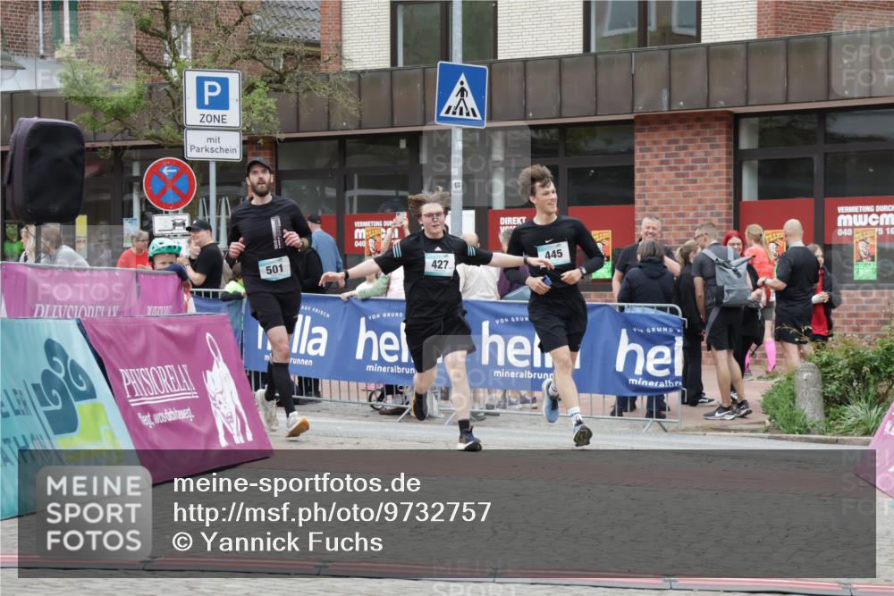 10.05.2026 - 8. Wedeler Halbmarathon Yannick Fuchs http://msf.ph/oto/9732757 10.05.2026 12:25:23 Ziel 427, 445, 501 meine-sportfotos.de