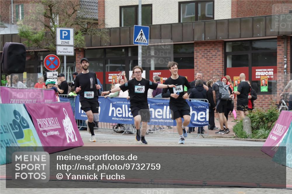 10.05.2026 - 8. Wedeler Halbmarathon Yannick Fuchs http://msf.ph/oto/9732759 10.05.2026 12:25:23 Ziel 427, 445, 501 meine-sportfotos.de