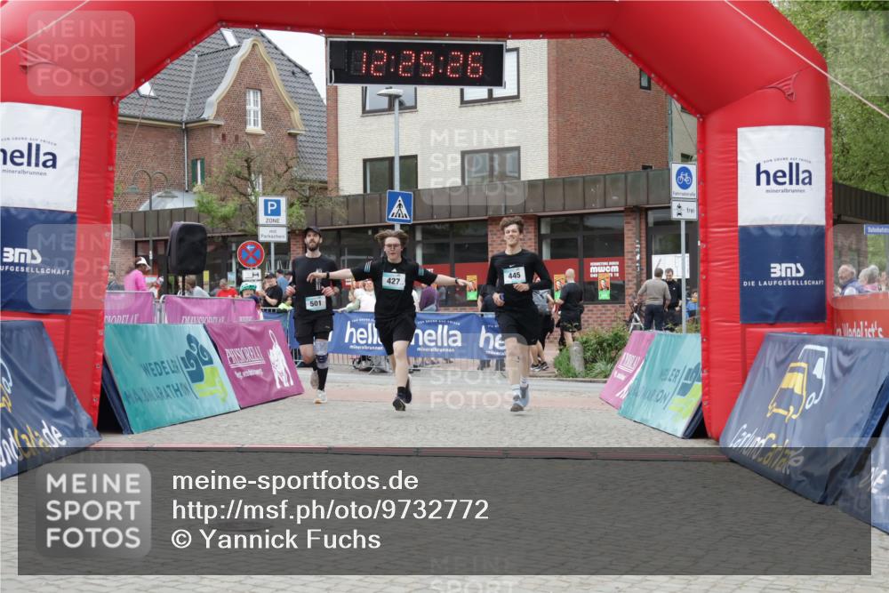 10.05.2026 - 8. Wedeler Halbmarathon Yannick Fuchs http://msf.ph/oto/9732772 10.05.2026 12:25:24 Ziel 427, 445, 501 meine-sportfotos.de