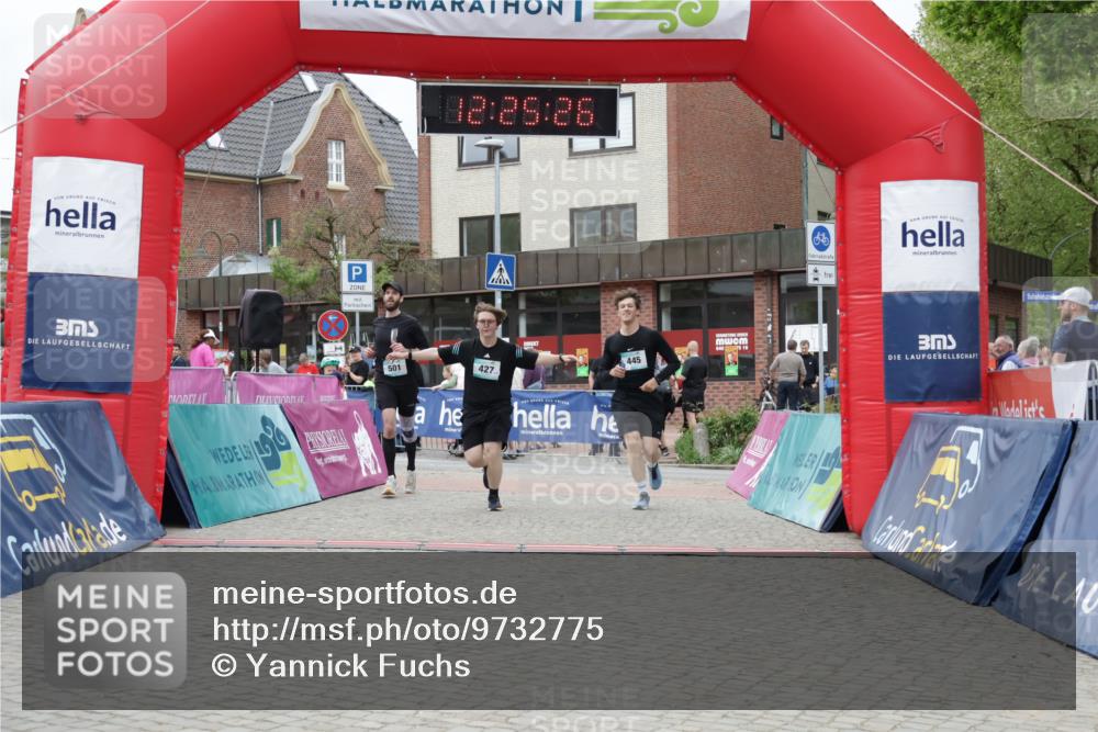 10.05.2026 - 8. Wedeler Halbmarathon Yannick Fuchs http://msf.ph/oto/9732775 10.05.2026 12:25:24 Ziel 427, 445, 501 meine-sportfotos.de