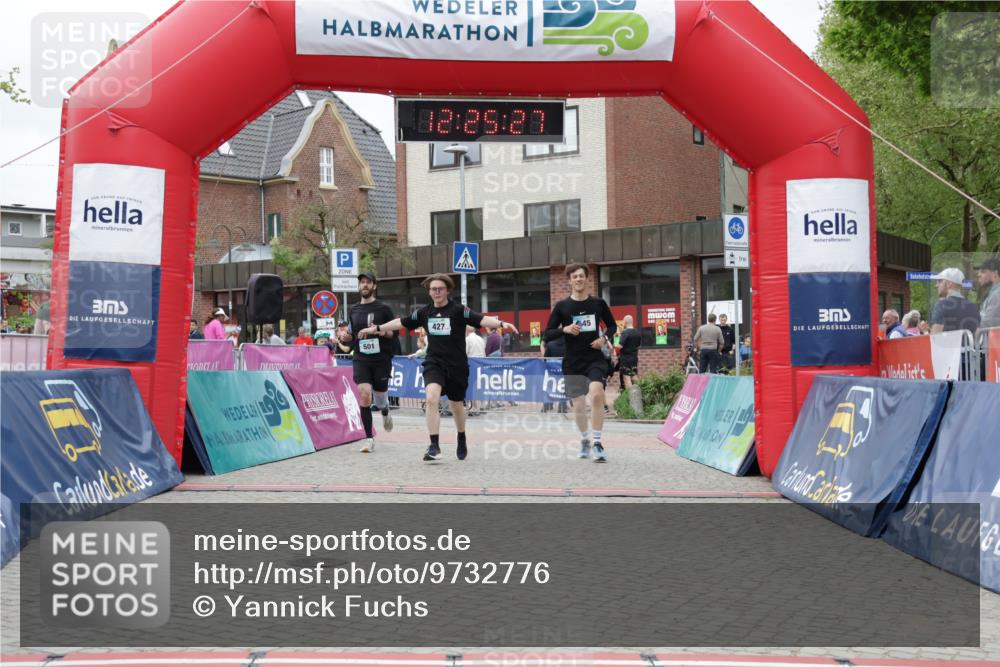 10.05.2026 - 8. Wedeler Halbmarathon Yannick Fuchs http://msf.ph/oto/9732776 10.05.2026 12:25:25 Ziel 427, 445, 501 meine-sportfotos.de