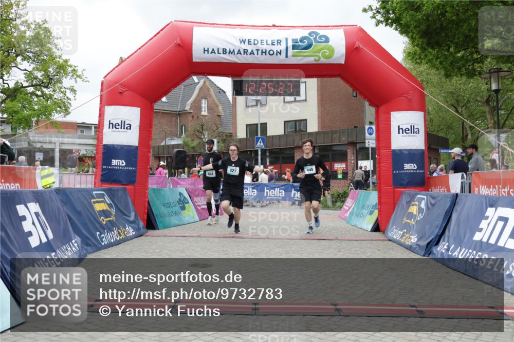 10.05.2026 - 8. Wedeler Halbmarathon Yannick Fuchs http://msf.ph/oto/9732783 10.05.2026 12:25:25 Ziel 427, 445, 501 meine-sportfotos.de
