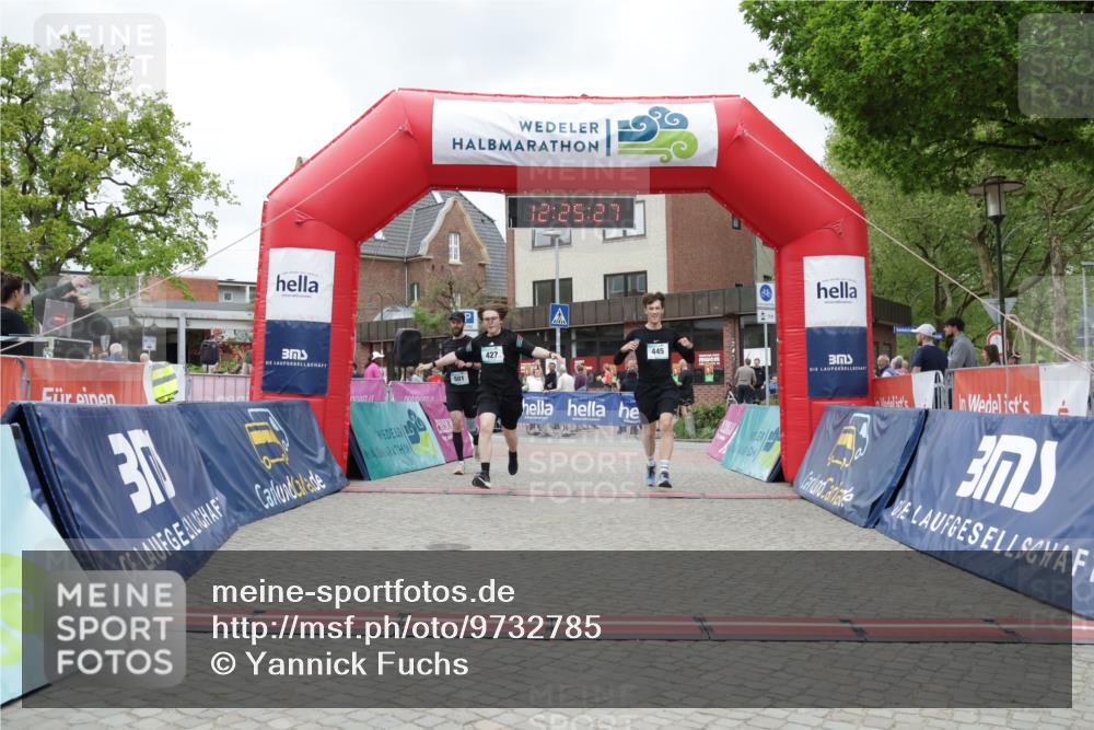10.05.2026 - 8. Wedeler Halbmarathon Yannick Fuchs http://msf.ph/oto/9732785 10.05.2026 12:25:25 Ziel 427, 445, 501 meine-sportfotos.de