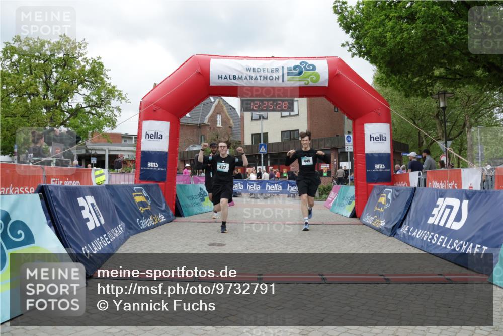 10.05.2026 - 8. Wedeler Halbmarathon Yannick Fuchs http://msf.ph/oto/9732791 10.05.2026 12:25:26 Ziel 427, 445, 501 meine-sportfotos.de