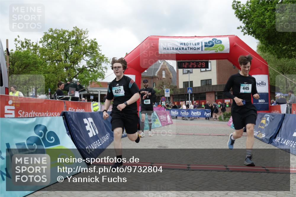 10.05.2026 - 8. Wedeler Halbmarathon Yannick Fuchs http://msf.ph/oto/9732804 10.05.2026 12:25:27 Ziel 427, 445, 501 meine-sportfotos.de