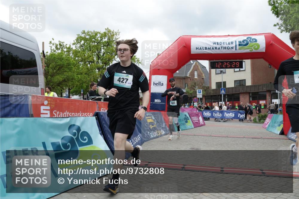 10.05.2026 - 8. Wedeler Halbmarathon Yannick Fuchs http://msf.ph/oto/9732808 10.05.2026 12:25:27 Ziel 427, 445, 501 meine-sportfotos.de