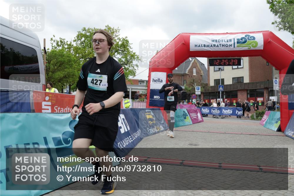 10.05.2026 - 8. Wedeler Halbmarathon Yannick Fuchs http://msf.ph/oto/9732810 10.05.2026 12:25:27 Ziel 427, 445, 501 meine-sportfotos.de