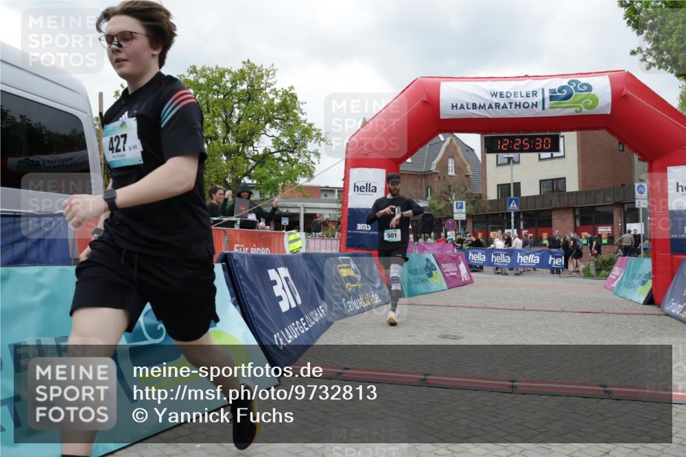 10.05.2026 - 8. Wedeler Halbmarathon Yannick Fuchs http://msf.ph/oto/9732813 10.05.2026 12:25:28 Ziel 427, 445, 501 meine-sportfotos.de