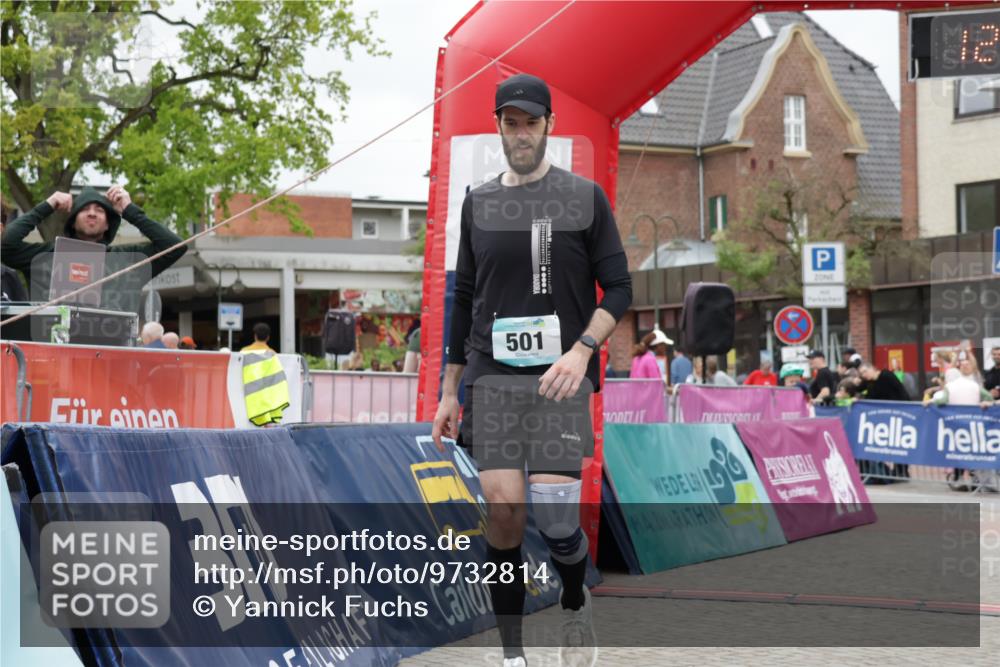 10.05.2026 - 8. Wedeler Halbmarathon Yannick Fuchs http://msf.ph/oto/9732814 10.05.2026 12:25:28 Ziel 427, 445, 501 meine-sportfotos.de
