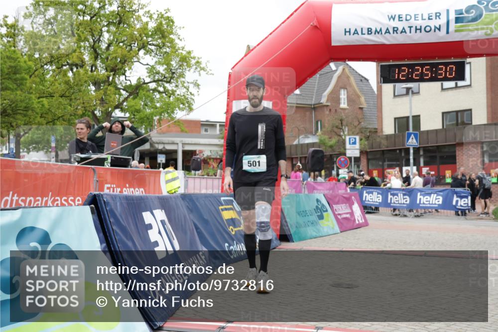 10.05.2026 - 8. Wedeler Halbmarathon Yannick Fuchs http://msf.ph/oto/9732816 10.05.2026 12:25:29 Ziel 427, 445, 501 meine-sportfotos.de