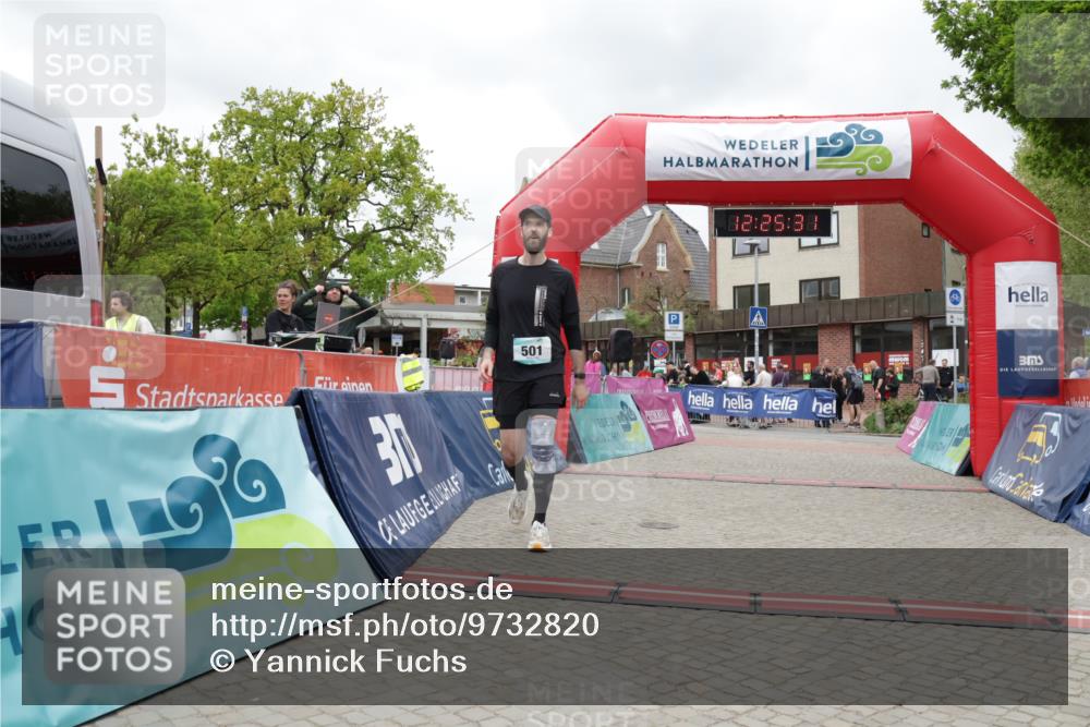 10.05.2026 - 8. Wedeler Halbmarathon Yannick Fuchs http://msf.ph/oto/9732820 10.05.2026 12:25:29 Ziel 427, 445, 501 meine-sportfotos.de