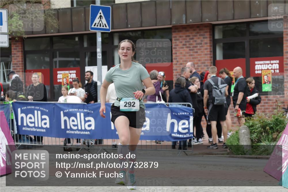10.05.2026 - 8. Wedeler Halbmarathon Yannick Fuchs http://msf.ph/oto/9732879 10.05.2026 12:25:48 Ziel 292, 314, 550 meine-sportfotos.de