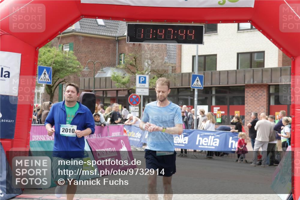 10.05.2026 - 8. Wedeler Halbmarathon Yannick Fuchs http://msf.ph/oto/9732914 10.05.2026 11:47:42 Ziel 2010 meine-sportfotos.de
