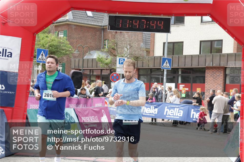 10.05.2026 - 8. Wedeler Halbmarathon Yannick Fuchs http://msf.ph/oto/9732916 10.05.2026 11:47:42 Ziel 2010 meine-sportfotos.de