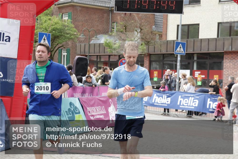 10.05.2026 - 8. Wedeler Halbmarathon Yannick Fuchs http://msf.ph/oto/9732918 10.05.2026 11:47:42 Ziel 2010 meine-sportfotos.de