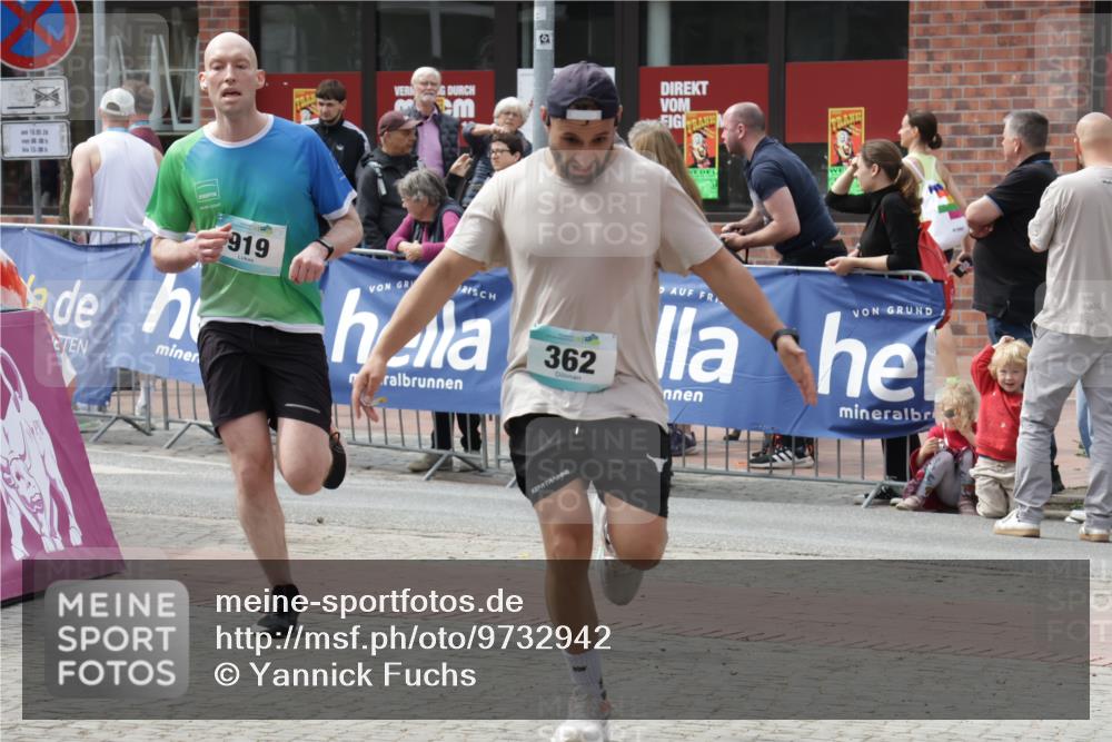 10.05.2026 - 8. Wedeler Halbmarathon Yannick Fuchs http://msf.ph/oto/9732942 10.05.2026 11:47:47 Ziel 362, 919, 2010 meine-sportfotos.de