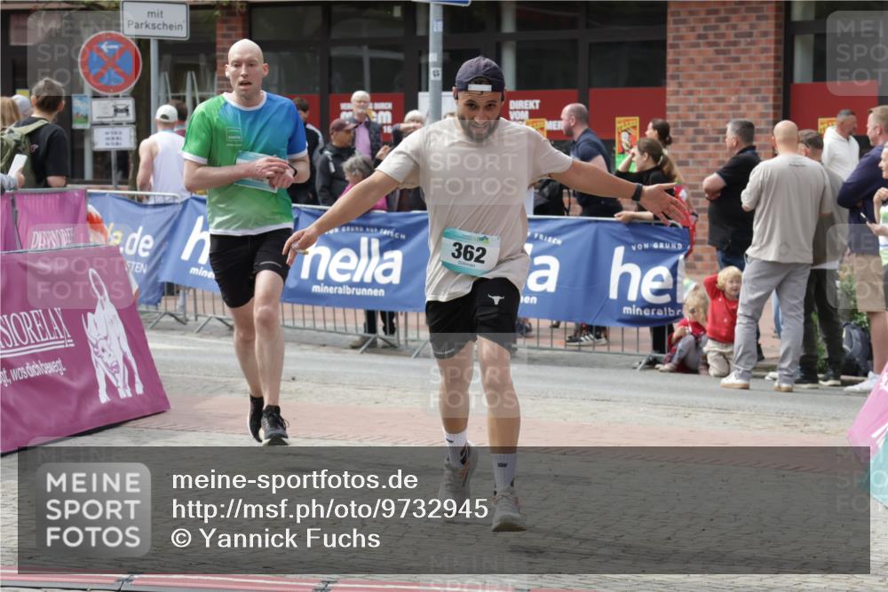 10.05.2026 - 8. Wedeler Halbmarathon Yannick Fuchs http://msf.ph/oto/9732945 10.05.2026 11:47:47 Ziel 362, 919, 2010 meine-sportfotos.de