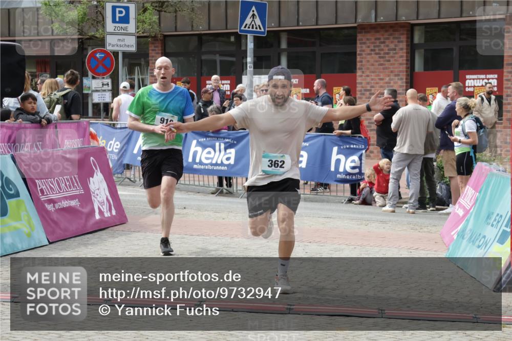 10.05.2026 - 8. Wedeler Halbmarathon Yannick Fuchs http://msf.ph/oto/9732947 10.05.2026 11:47:47 Ziel 362, 919, 2010 meine-sportfotos.de