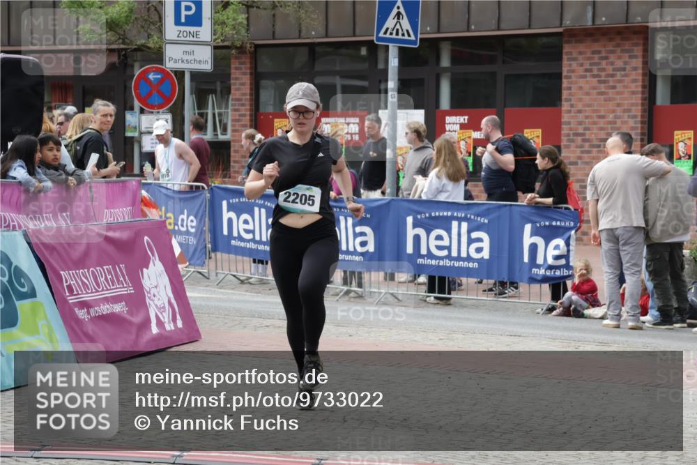 10.05.2026 - 8. Wedeler Halbmarathon Yannick Fuchs http://msf.ph/oto/9733022 10.05.2026 11:48:06 Ziel 2205 meine-sportfotos.de