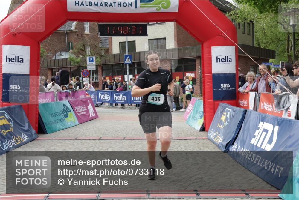 10.05.2026 - 8. Wedeler Halbmarathon Yannick Fuchs http://msf.ph/oto/9733118 10.05.2026 11:48:30 Ziel 436, 757, 758 meine-sportfotos.de