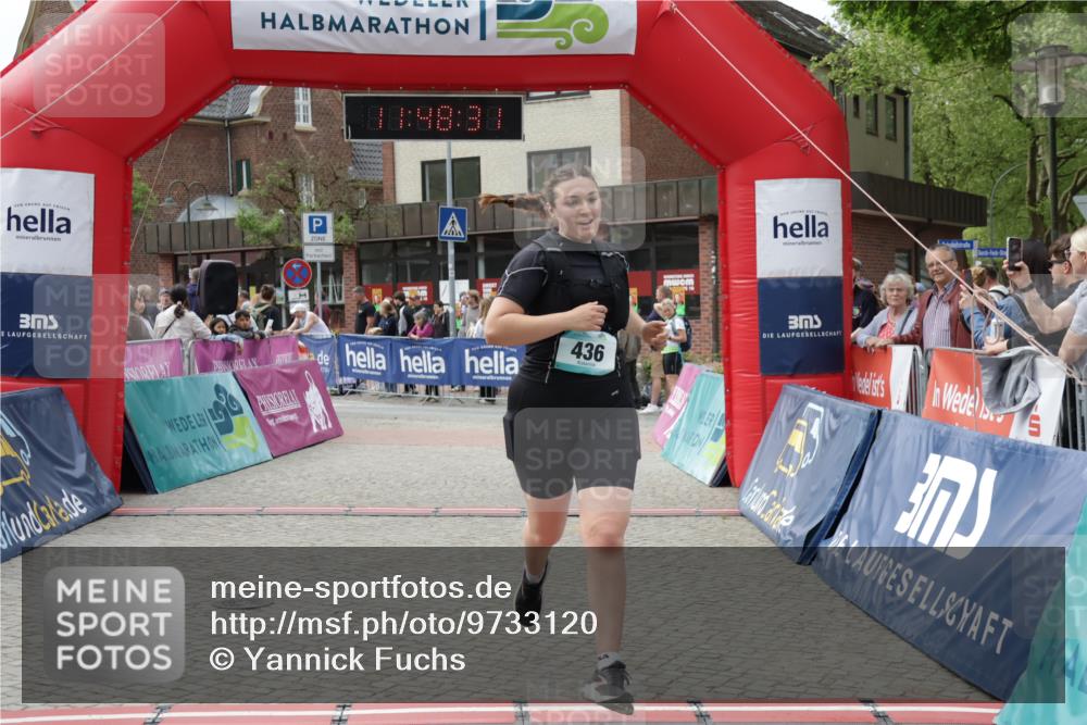 10.05.2026 - 8. Wedeler Halbmarathon Yannick Fuchs http://msf.ph/oto/9733120 10.05.2026 11:48:30 Ziel 436, 757, 758 meine-sportfotos.de