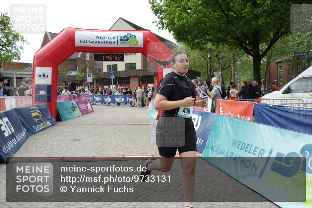 10.05.2026 - 8. Wedeler Halbmarathon Yannick Fuchs http://msf.ph/oto/9733131 10.05.2026 11:48:30 Ziel 436, 757, 758 meine-sportfotos.de