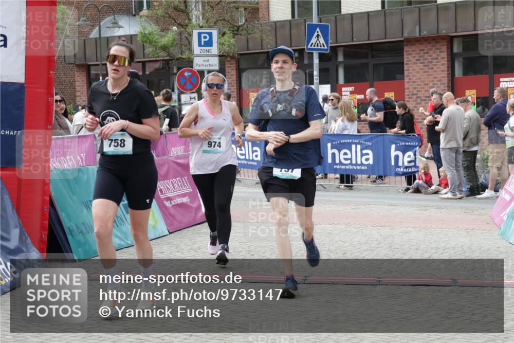 10.05.2026 - 8. Wedeler Halbmarathon Yannick Fuchs http://msf.ph/oto/9733147 10.05.2026 11:48:35 Ziel 413, 757, 758, 974 meine-sportfotos.de