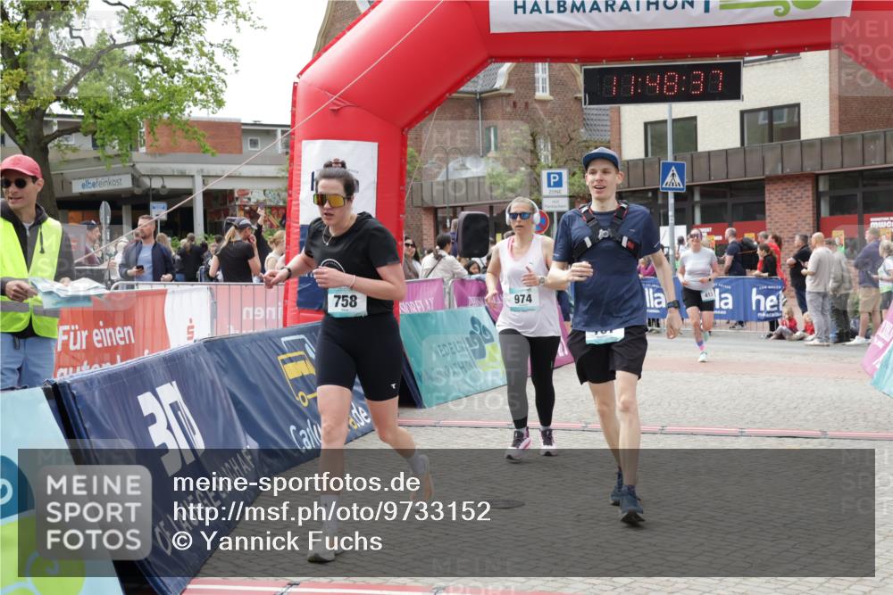 10.05.2026 - 8. Wedeler Halbmarathon Yannick Fuchs http://msf.ph/oto/9733152 10.05.2026 11:48:36 Ziel 413, 757, 758, 916, 974 meine-sportfotos.de
