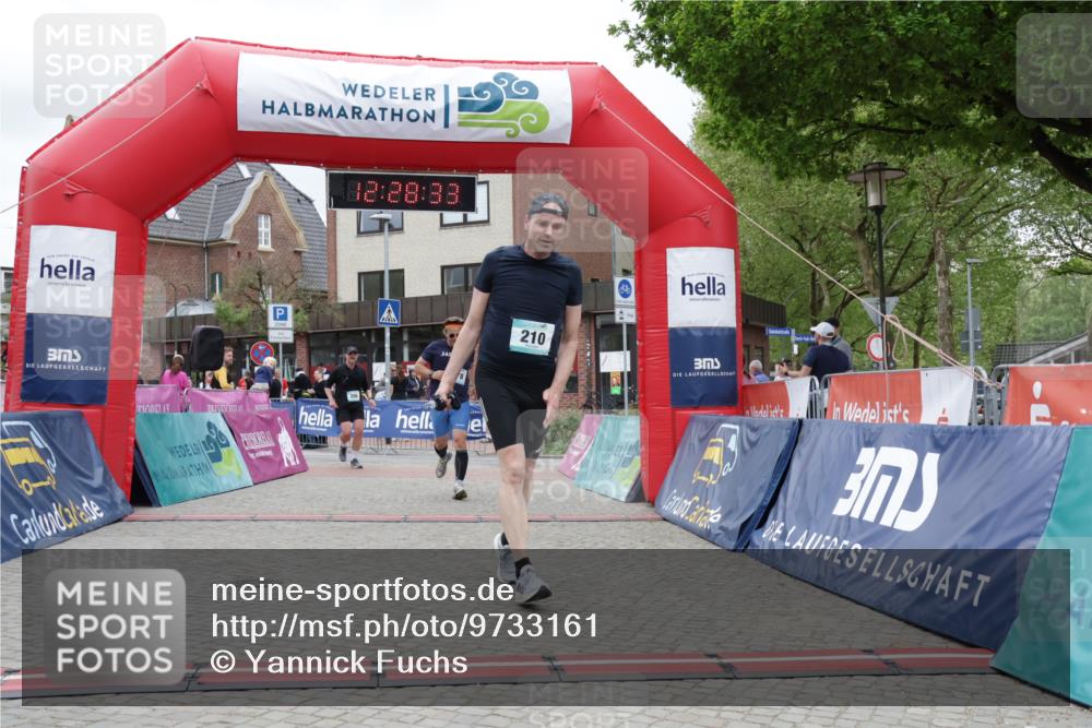 10.05.2026 - 8. Wedeler Halbmarathon Yannick Fuchs http://msf.ph/oto/9733161 10.05.2026 12:28:31 Ziel 206, 210, 578 meine-sportfotos.de