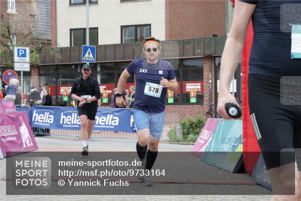 10.05.2026 - 8. Wedeler Halbmarathon Yannick Fuchs http://msf.ph/oto/9733164 10.05.2026 12:28:32 Ziel 206, 210, 578 meine-sportfotos.de