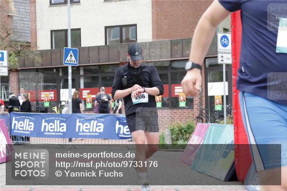 10.05.2026 - 8. Wedeler Halbmarathon Yannick Fuchs http://msf.ph/oto/9733176 10.05.2026 12:28:33 Ziel 206, 210, 578 meine-sportfotos.de