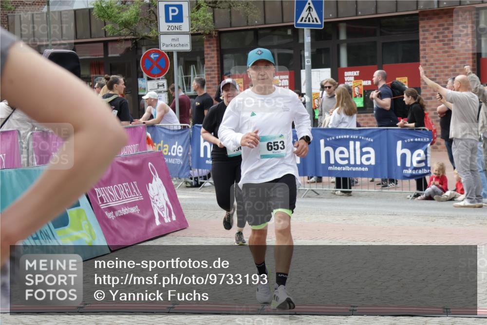 10.05.2026 - 8. Wedeler Halbmarathon Yannick Fuchs http://msf.ph/oto/9733193 10.05.2026 11:48:46 Ziel 496, 653, 916 meine-sportfotos.de