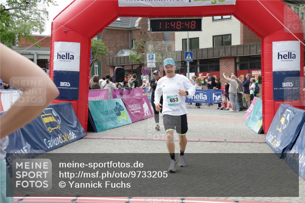 10.05.2026 - 8. Wedeler Halbmarathon Yannick Fuchs http://msf.ph/oto/9733205 10.05.2026 11:48:47 Ziel 496, 653, 743 meine-sportfotos.de